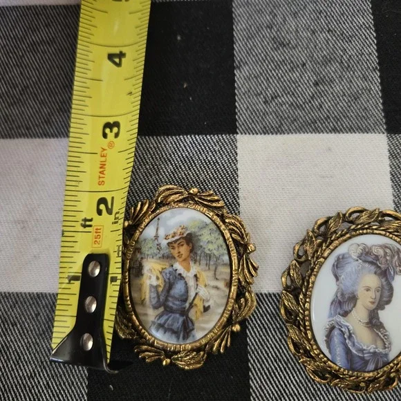 Lot of 2 Gold Tone Metal Framed Victorian Inspired Brooches of Female Subjects - Picture 10 of 11